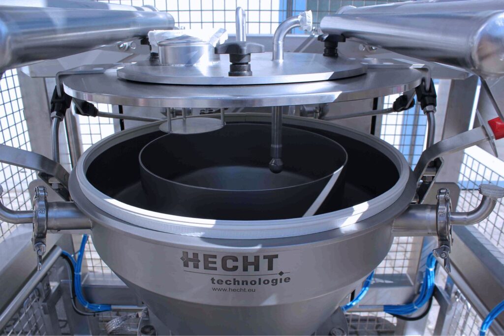 HECHT Technologie AAS-EF Outlet-Connection-System with integrated dedusting filter for low-dust discharging of bulk solids from FIBCs, designed for use in pharmaceutical, chemical, and food industries, enhancing environmental protection and operational efficiency without the need for an external filter unit.